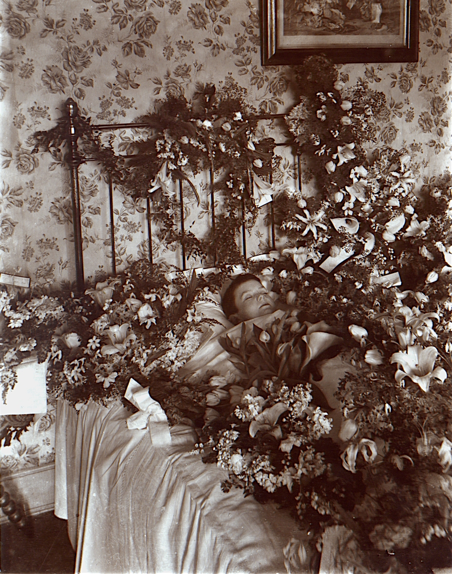 Post-mortem_photograph_of_young_child_with_flowers